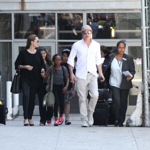 Angelina Jolie et Brad Pitt arrivent à l'aéroport de Los Angeles avec leurs enfants Zahara et Maddox en provenance de Londres, le 14 juin 2014.