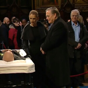 Céline Dion, auprès de la dépouille de son époux décédé René Angélil lors de la chapelle ardente qui se tenait à la basilique Notre-Dame de Montréal, le 21 janvier 2016
