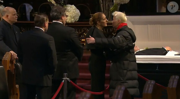 Céline Dion, auprès de la dépouille de son époux décédé René Angélil, reçoit les condoléances de proches et d'anonymes lors de la chapelle ardente qui se tenait à la basilique Notre-Dame de Montréal, le 21 janvier 2016