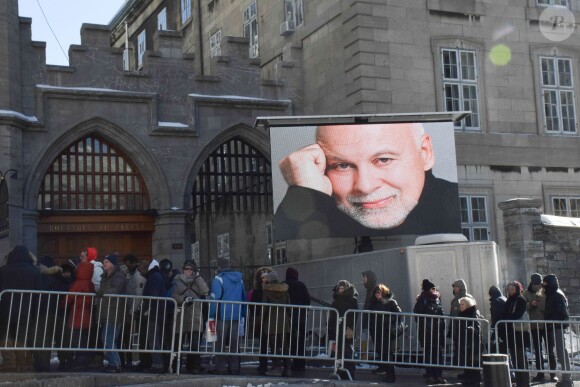 Les anonymes s'étaient rassemblés autout de la basilique Notre-Dame de Montréal pour avoir une chance de rendre hommage à René Angélil et d'apercevoir Céline Dion à l'occasion de la chapelle ardente ouverte au public, le 21 janvier 2016