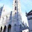 Les anonymes s'étaient rassemblés autout de la basilique Notre-Dame de Montréal pour avoir une chance de rendre hommage à René Angélil et d'apercevoir Céline Dion à l'occasion de la chapelle ardente ouverte au public, le 21 janvier 2016