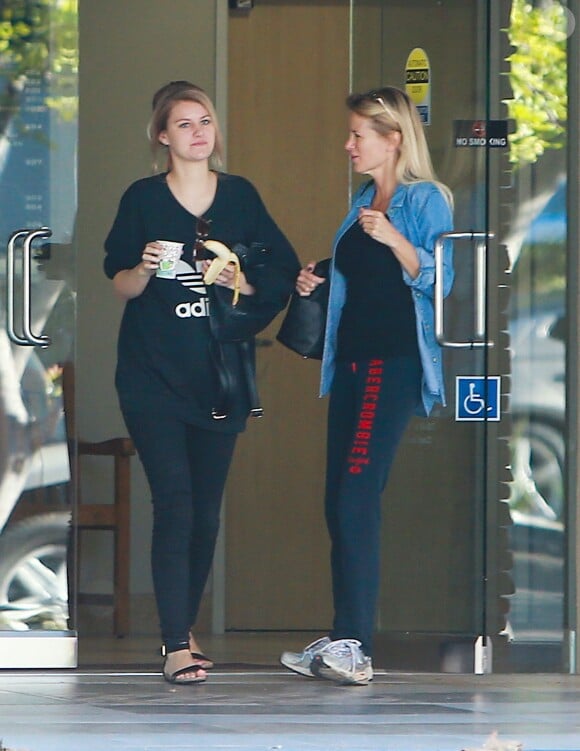 Exclusif - Briana Jungwirth, enceinte de Louis Tomlinson (One Direction), avec sa mère à Los Angeles le 29 octobre 2015.