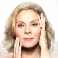 Kim Cattrall fière de ses 59 ans : "L'âge est devenu une maladie"