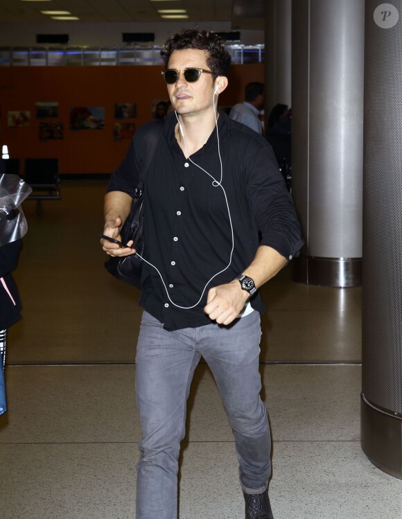 Orlando Bloom arrive à l'aéroport de Miami, le 27 décembre 2015.