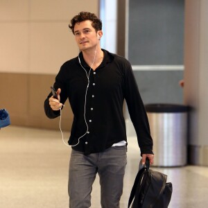 Orlando Bloom arrive à l'aéroport de Miami, le 27 décembre 2015.