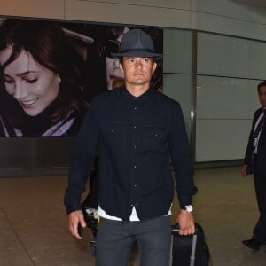 Exclusif - Orlando Bloom arrive à l'aéroport d'Heathrow à Londres, le 14 octobre 2015.