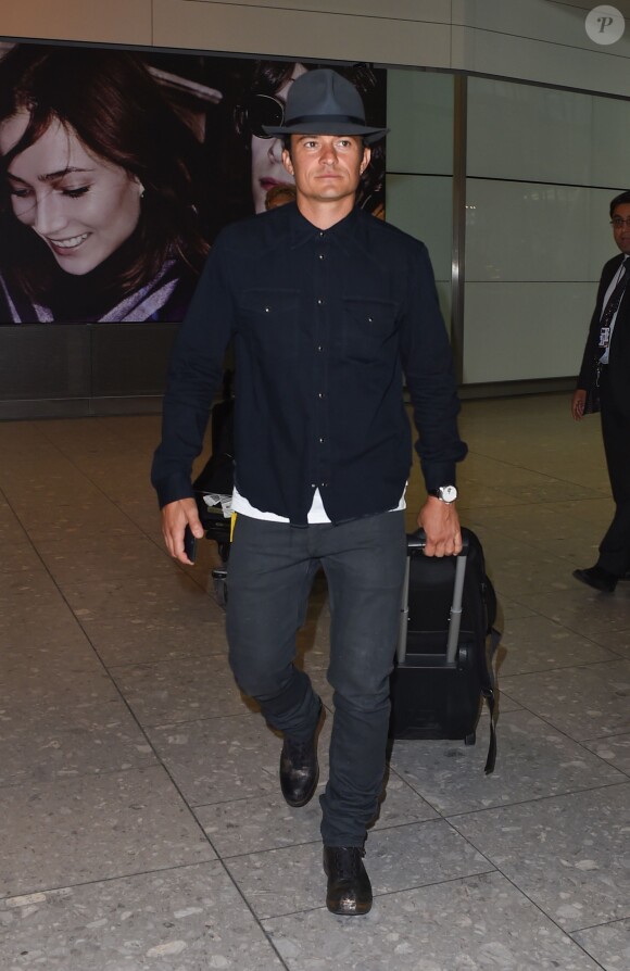 Exclusif - Orlando Bloom arrive à l'aéroport d'Heathrow à Londres, le 14 octobre 2015.