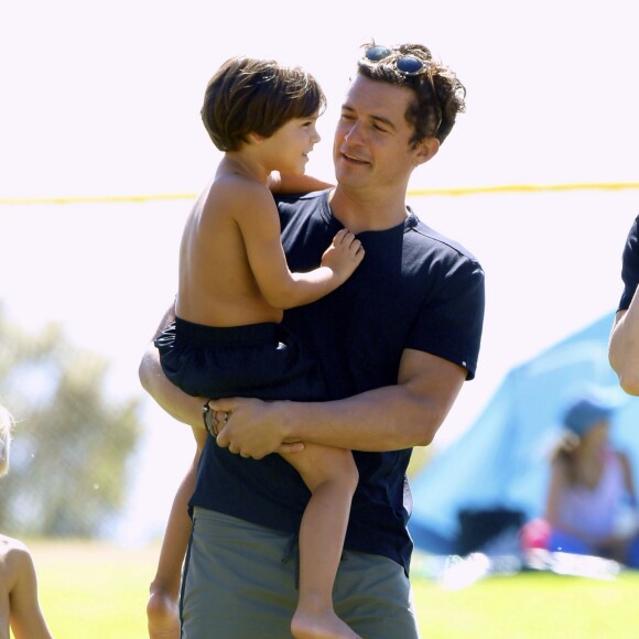 Exclusif - Prix spécial - Orlando Bloom et son fils Flynn assistent à un match de football à Malibu le 3 octobre 2015