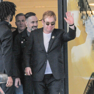 Elton John et son mari David Furnish font du shopping chez "Barney's New York" à Beverly Hills le 22 décembre 2015.