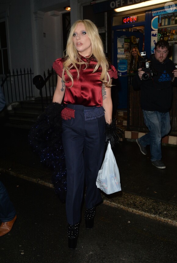 La chanteuse Lady Gaga est allée faire des courses avant de se rendre dans un studio d'enregistrement dans le quartier de Camden à Londres, le 24 novembre 2015, où elle a acheté de la bière. © CPA / Bestimage