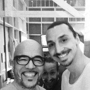 Pascal Obispo et Zlatan Ibrahimovic lors du dernier concert des Enfoirés en 2016, à l'AccorHotels Arena de Paris - Photo publiée le 25 janvier 2016