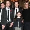 Alain Chamfort, sa première femme Corrine, ses fils Gary et Lucas, sa deuxième femme Claire et leur fille Tess à Paris le 20 mars 2007. 