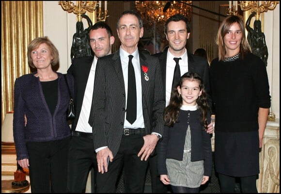 Alain Chamfort, sa première femme Corrine, ses fils Gary et Lucas, sa deuxième femme Claire et leur fille Tess à Paris le 20 mars 2007. 