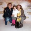 Lara Fabien, Gerard Pullicino et leur fille Lou à la première du film Blanche Neige à Paris, le 1er avril 2012