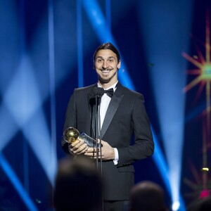 Zlatan Ibrahimovic reçoit son 10e Ballon d'Or suédois des mains de Luis Figo à Stockholm en Suède le 9 novembre 2015