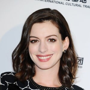 Anne Hathaway enceinte lors de la soirée d'ouverture du LA Art Show à Los Angeles, le 27 janvier 2016.