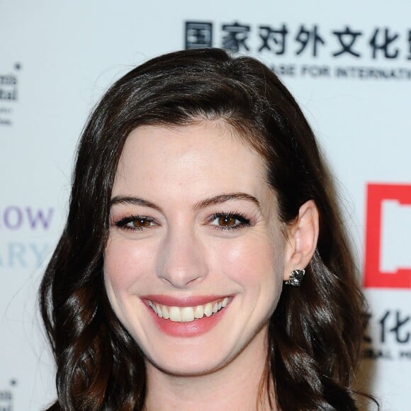 Anne Hathaway enceinte lors de la soirée d'ouverture du LA Art Show à Los Angeles, le 27 janvier 2016.