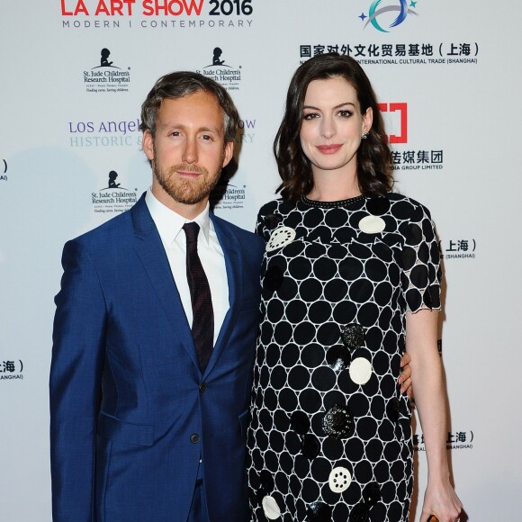 Anne Hathaway et son mari Adam Shulman lors de la soirée d'ouverture du LA Art Show à Los Angeles, le 27 janvier 2016.