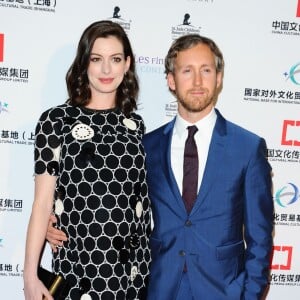 Anne Hathaway et son mari Adam Shulman lors de la soirée d'ouverture du LA Art Show à Los Angeles, le 27 janvier 2016.