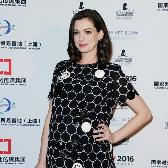 Anne Hathaway enceinte lors de la soirée d'ouverture du LA Art Show à Los Angeles, le 27 janvier 2016.