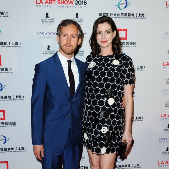 Anne Hathaway et son mari Adam Shulman lors de la soirée d'ouverture du LA Art Show à Los Angeles, le 27 janvier 2016.