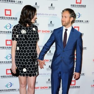 Anne Hathaway et son mari Adam Shulman lors de la soirée d'ouverture du LA Art Show à Los Angeles, le 27 janvier 2016.