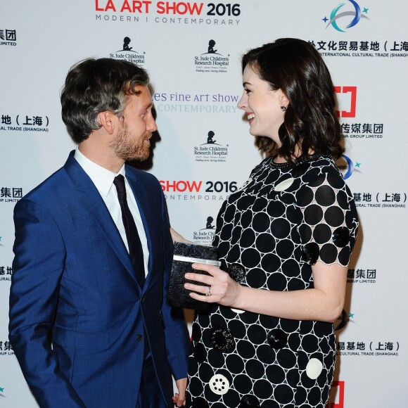 Anne Hathaway et son mari Adam Shulman lors de la soirée d'ouverture du LA Art Show à Los Angeles, le 27 janvier 2016.