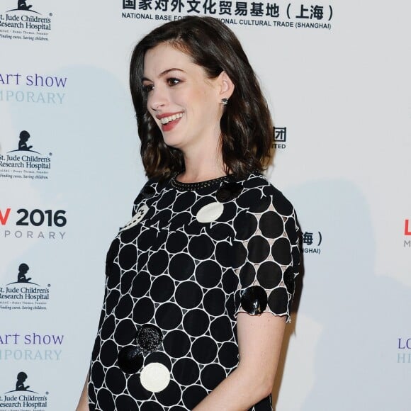 Anne Hathaway enceinte lors de la soirée d'ouverture du LA Art Show à Los Angeles, le 27 janvier 2016.