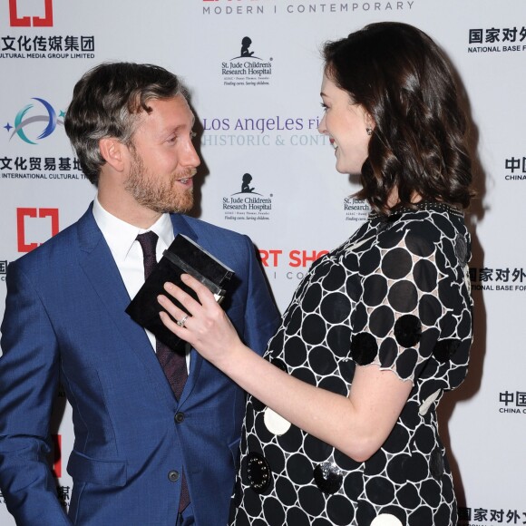 Anne Hathaway et son mari Adam Shulman lors de la soirée d'ouverture du LA Art Show à Los Angeles, le 27 janvier 2016.