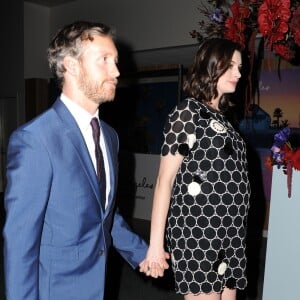 Anne Hathaway et son mari Adam Shulman lors de la soirée d'ouverture du LA Art Show à Los Angeles, le 27 janvier 2016.