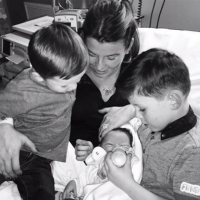 Coleen Rooney : Ses fils Kai et Klay sous le charme de leur petit frère Kit