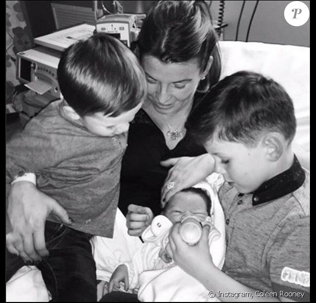 Coleen Rooney avec ses enfants Kai, Klay et Kit à la maternité après la naissance du petit dernier - Photo publiée le 28 janvier 2016