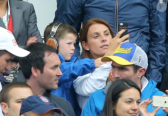 Coleen Rooney avec son fils Kai au match de Coupe du monde Angleterre-Uruguay au stade du Corinthians à Sao Paulo, le 19 juin 2014