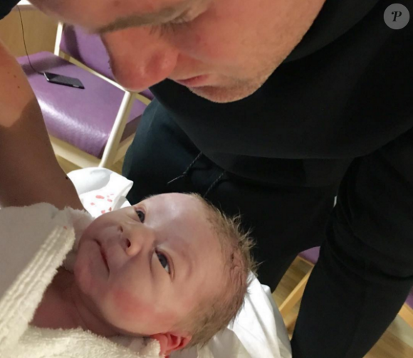Wayne Rooney avec son petit garçon, Kit, né le 24 janvier 2016 - Photo publiée le 25 janvier 2016