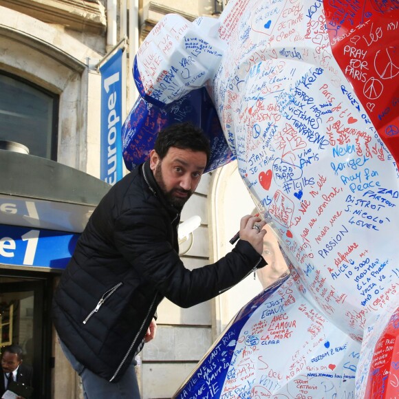 Exclusif - Cyril Hanouna - L'artiste contemporain Richard Orlinski se mobilise après les attentats survenus le 13 novembre à Paris, et crée un Kong revisité en Bleu Blanc Rouge pour Risposte. © Céline Bonnarde / Bestimage