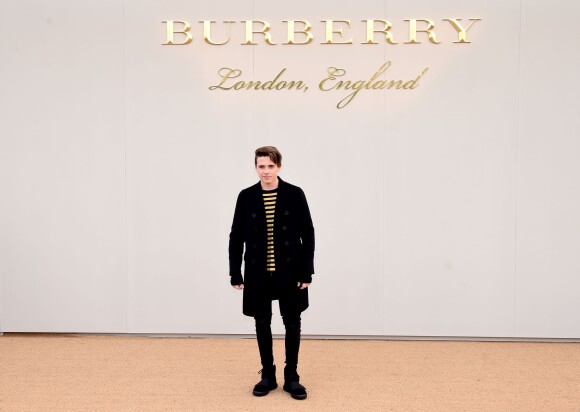 Brooklyn Beckham assiste au défilé Burberry Prorsum (collection homme automne-hiver 2016-2017) à Londres. Le 11 janvier 2015.