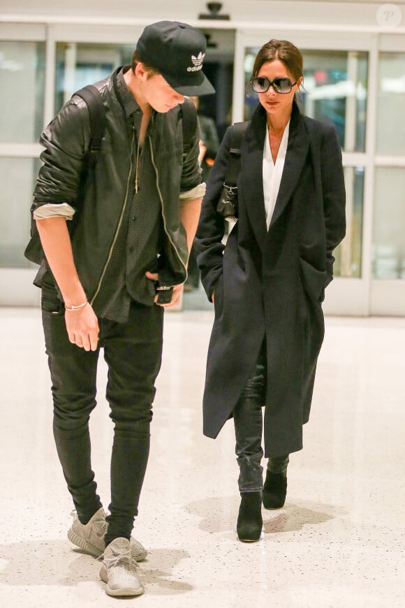 Victoria Beckham et son fils Brooklyn arrivent à l'aéroport de JFK à New York, le 10 novembre 2015.