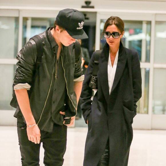 Victoria Beckham et son fils Brooklyn arrivent à l'aéroport de JFK à New York, le 10 novembre 2015.