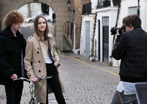Brooklyn Beckham et les mannequins Ben Rees et Eliza Thomas en plein shooting de la nouvelle campagne des parfums Burberry BRIT. Londres, le 30 janvier 2016.