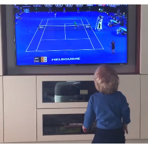 Stefan, le fils de Novak Djokovic et Jelena Ristice, regarde la finale de l'Open d'Australie entre son père et Andy Murray, le 31 janvier 2016