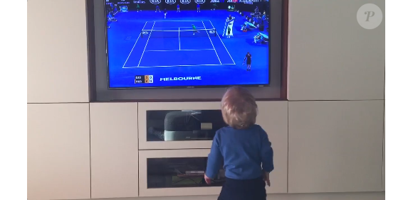 Stefan, le fils de Novak Djokovic et Jelena Ristice, regarde la finale de l'Open d'Australie entre son père et Andy Murray, le 31 janvier 2016