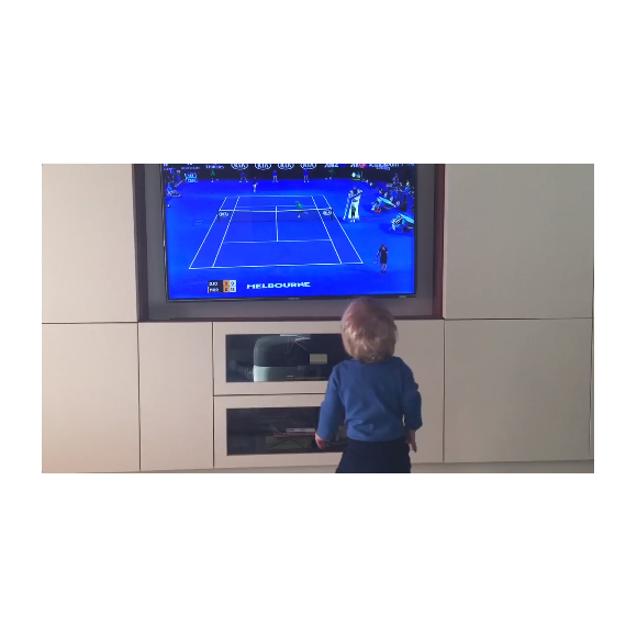 Stefan, le fils de Novak Djokovic et Jelena Ristice, regarde la finale de l'Open d'Australie entre son père et Andy Murray, le 31 janvier 2016