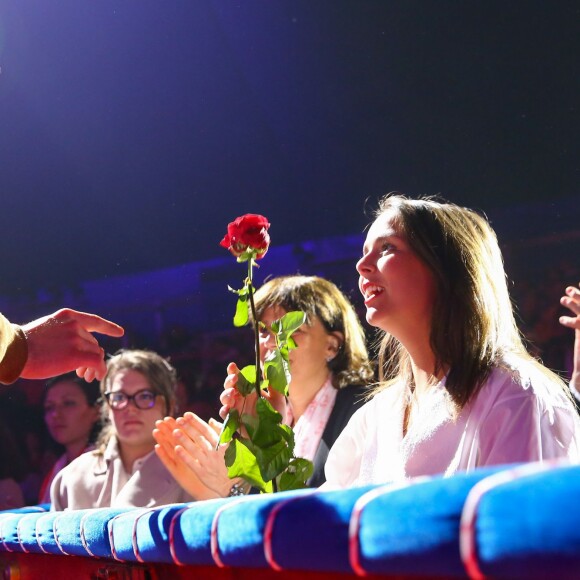 Pauline Ducruet (avec à ses côtés sa mère la princesse Stéphanie de Monaco et sa soeur Camille Gottlieb) face au clown Tonito Alexis, lauréat d'un Junior d'or, lors de la cérémonie de remise de prix (les Junior) de la 5e édition du festival New Generation à Monaco, le 31 janvier 2016, sous le chapiteau de Fontvieille. © Olivier Huitel/Pool Restreint/Bestimage