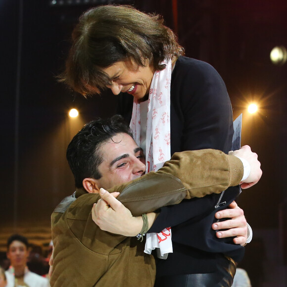 Le clown Tonito Alexis, lauréat d'un Junior d'or, dans les bras de la princesse Stéphanie de Monaco lors de la cérémonie de remise de prix (les Junior) de la 5e édition du festival New Generation à Monaco, le 31 janvier 2016, sous le chapiteau de Fontvieille. © Olivier Huitel/Pool Restreint/Bestimage