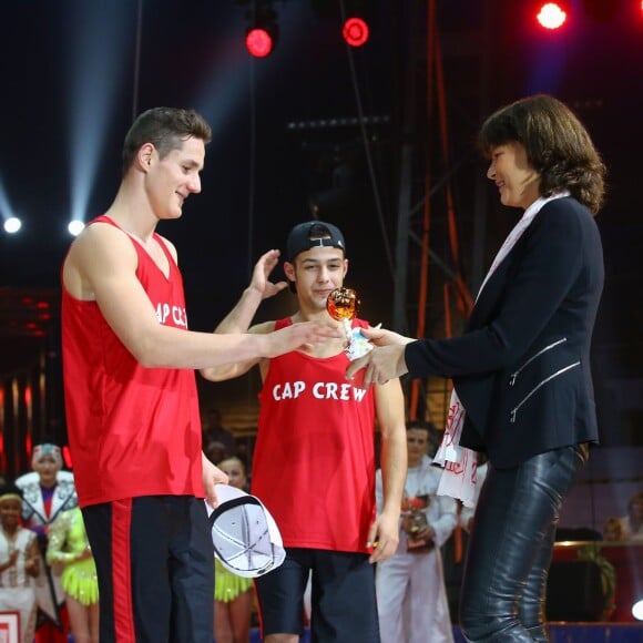 La princesse Stéphanie de Monaco remet le Junior de bronze à Cap Crew lors de la cérémonie de remise de prix (les Junior) de la 5e édition du festival New Generation à Monaco, le 31 janvier 2016, sous le chapiteau de Fontvieille. © Olivier Huitel/Pool Restreint/Bestimage