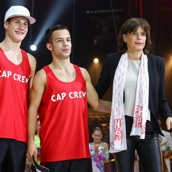 La princesse Stéphanie de Monaco remet le Junior de bronze à Cap Crew lors de la cérémonie de remise de prix (les Junior) de la 5e édition du festival New Generation à Monaco, le 31 janvier 2016, sous le chapiteau de Fontvieille. © Olivier Huitel/Pool Restreint/Bestimage