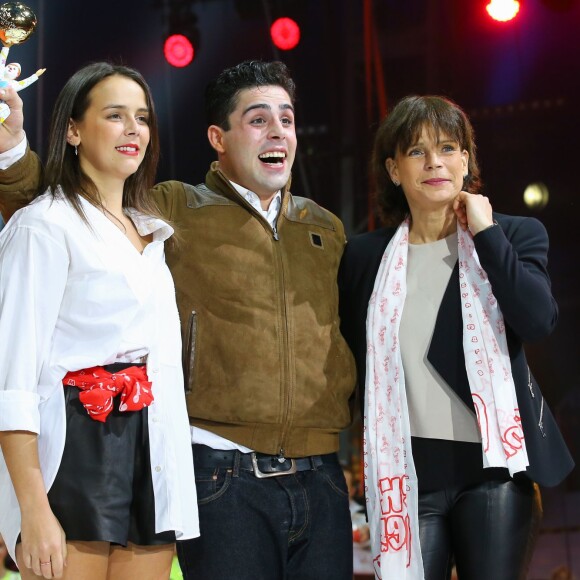 Le clown Tonito Alexis euphorique face à Pauline Ducruet et la princesse Stéphanie de Monaco, qui lui ont remis le Junior d'or lors de la cérémonie de remise de prix (les Junior) de la 5e édition du festival New Generation à Monaco, le 31 janvier 2016, sous le chapiteau de Fontvieille. © Olivier Huitel/Pool Restreint/Bestimage