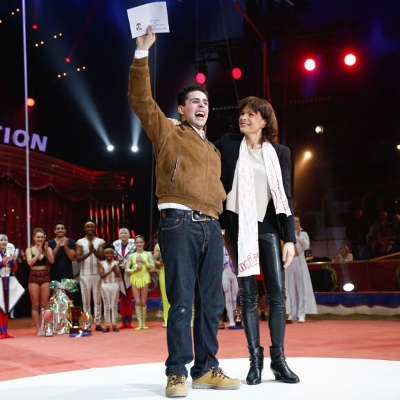 La princesse Stéphanie de Monaco remet le prix Spécial de la SACEM à Tonito Alexis, également lauréat d'un Junior d'or, lors de la cérémonie de remise de prix (les Junior) de la 5e édition du festival New Generation à Monaco, le 31 janvier 2016, sous le chapiteau de Fontvieille. © Olivier Huitel/Pool Restreint/Bestimage