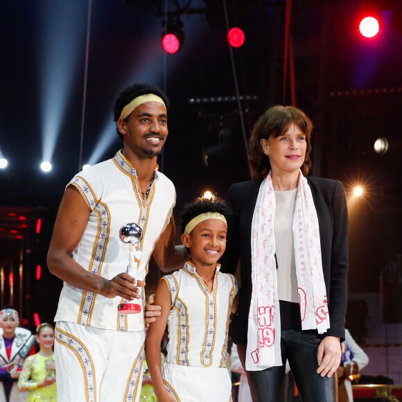 La princesse Stéphanie de Monaco remet le 1er prix Carrefour de Monaco au Duo icariens Leul & Nahom lors de la cérémonie de remise de prix (les Junior) de la 5e édition du festival New Generation à Monaco, le 31 janvier 2016, sous le chapiteau de Fontvieille. © Olivier Huitel/Pool Restreint/Bestimage