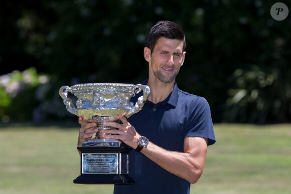 Novak Djokovic avec la Norman Brookes Challenge Cup après sa victoire à l'Open d'Australie, à la Government House de Melbourne, le 1er févirer 2016